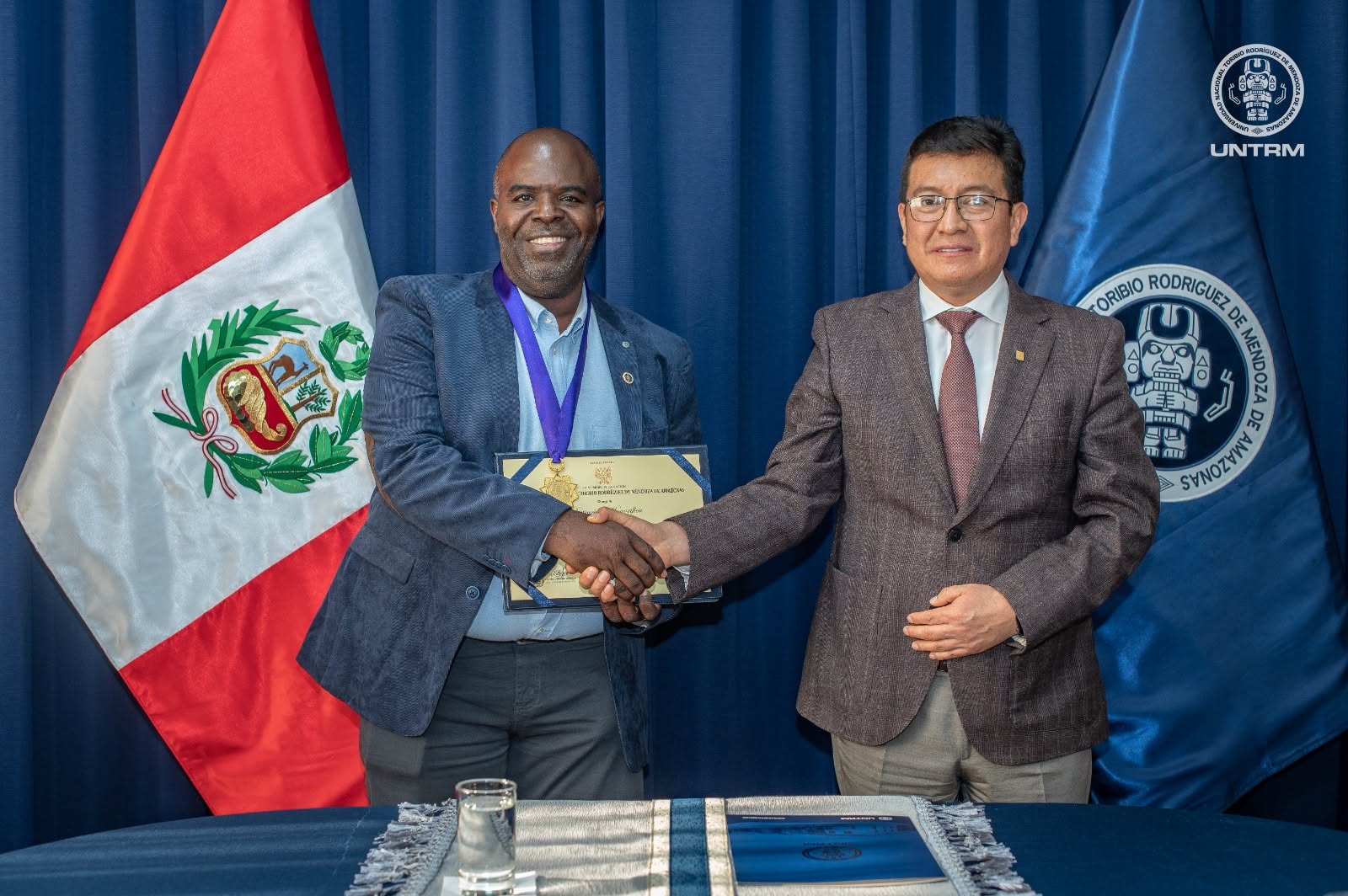 Yeiler Quintero recibe la distinción académica de la UNTRM, Amazonas, Perú